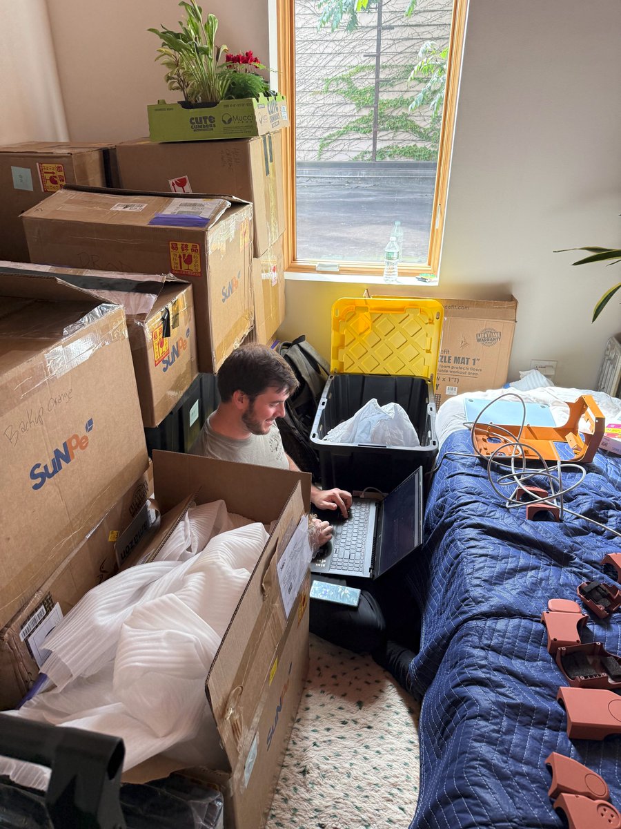 robotsneedhugs's tweet photo. @make_robot_go @roboticscorp It was so so much fun working on Voxel and making this video to show off a bit of what he can do! Here's a behind-the-scenes shot of me helping set up on the day of https://t.co/xafVvx7AKB