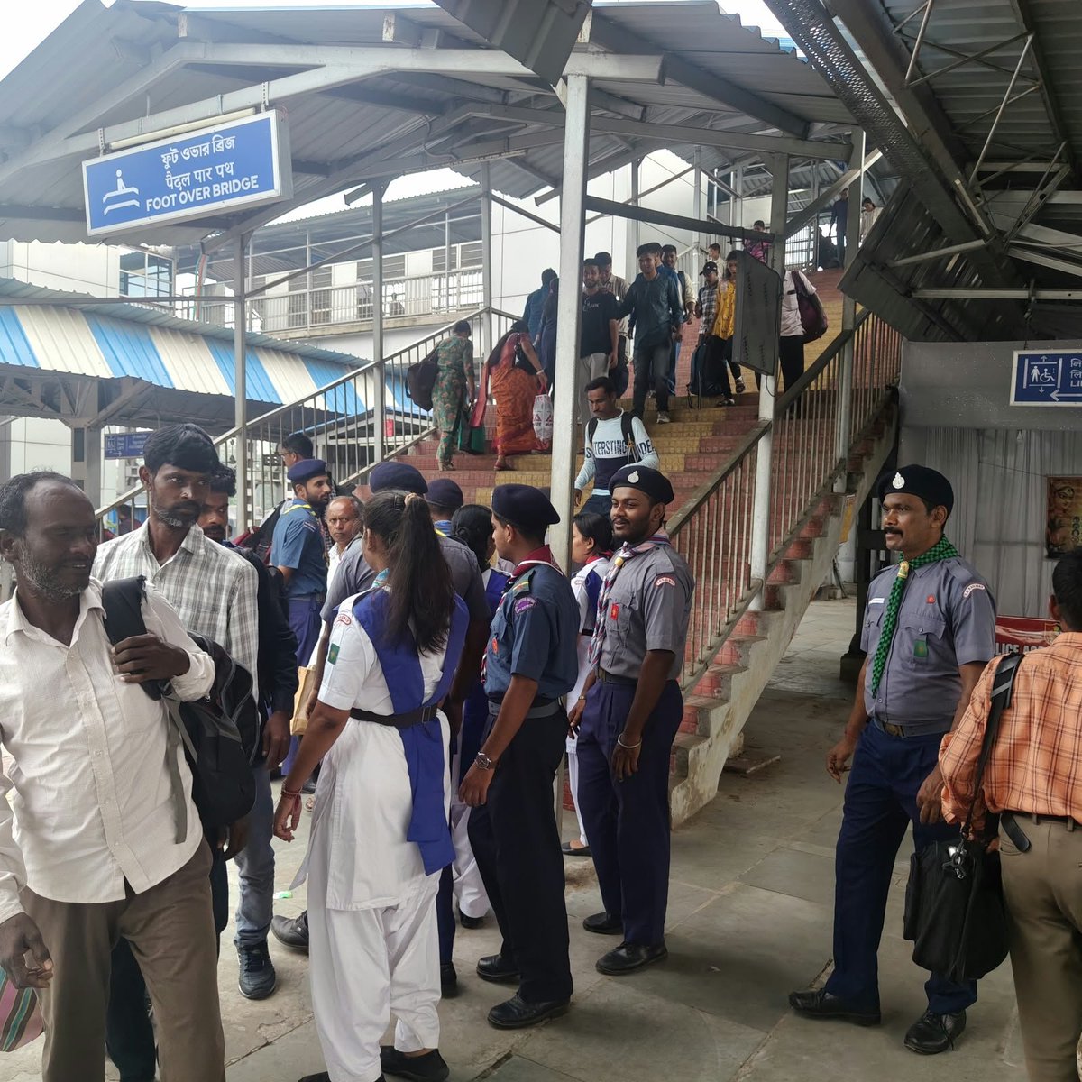 ADRARAIL's tweet photo. Crowd Control service at ADRA Railway station by the members of Bharat Scouts and Guides Adra
#SCDPM6
#PMO
#DARPG https://t.co/EfZXCYUapj