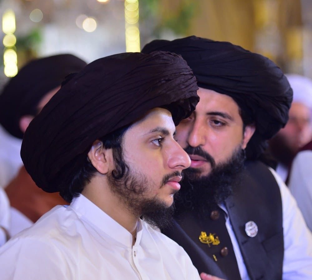 AliTallat1's tweet photo. امیر جماعت (ٹی ایل پی) حافظ سعد رضوی اور انس رضوی 54 مقدمات میں اشتہاری ہیں: پنجاب حکومت کی رپورٹ لاہور ہائیکورٹ میں پیش، سماعت 27 اکتوبر تک ملتوی.
لاہور ہائیکورٹ میں سربراہِ تحریکِ لبیک پاکستان حافظ سعد رضوی اور اُن کے برادرِ اصغر انس رضوی کی بازیابی سے متعلق درخواست کی سماعت کے دوران پنجاب حکومت نے دونوں بھائیوں کے خلاف درج مقدمات کی رپورٹ عدالتِ عالیہ میں پیش کر دی۔
کیس کی سماعت قبل ازیں پیر، 19 اکتوبر کو مقرر تھی، تاہم عدالت کے روبرو کارروائی نہ ہونے کے باعث اسے اگلے روز یعنی 20 اکتوبر تک کے لیے موخر کر دیا گیا تھا۔
آج کی سماعت کے دوران حکومتِ پنجاب کی جانب سے تفصیلی رپورٹ عدالت میں جمع کروا دی گئی، جس کے مطابق حافظ سعد رضوی اور انس رضوی پر صوبے کے مختلف شہروں کے مختلف تھانوں میں مجموعی طور پر 54 مقدمات درج ہیں اور وہ ان تمام مقدمات میں باقاعدہ اشتہاری قرار دیے جا چکے ہیں۔
عدالت نے سرکاری وکیل کی جانب سے پیش کردہ رپورٹ کو عدالتی ریکارڈ کا حصہ بناتے ہوئے درخواست پر مزید کارروائی 27 اکتوبر 2026  تک کے لیے ملتوی کر دی۔
@ghufrankhanpti