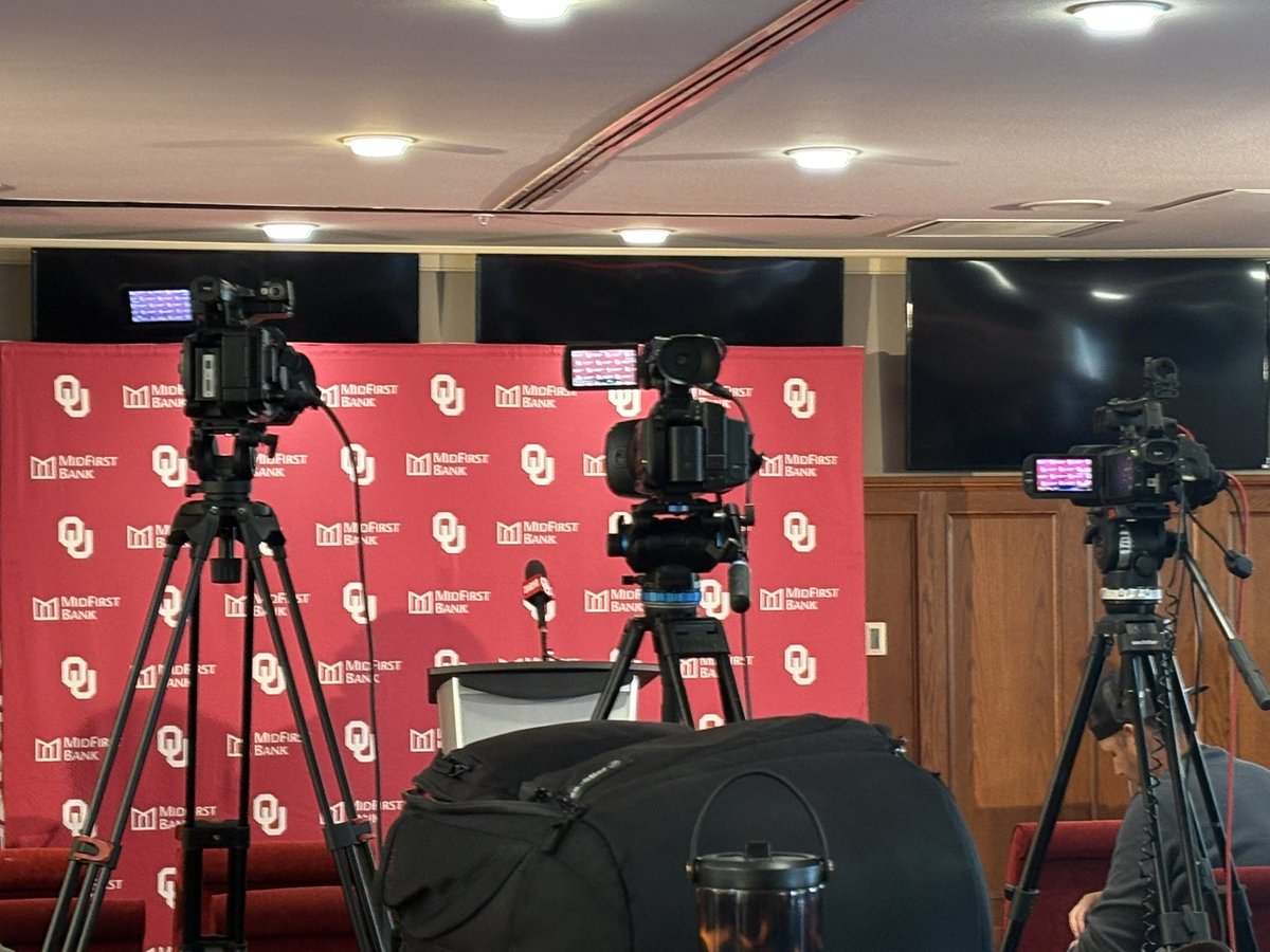 CarsonDField's tweet photo. OU HC Brent Venables and OC Ben Arbuckle set to meet the press fresh off their loss to Kentucky.

We’ll see what they have to say.

Keep it locked in with @SoonersOnSI for updates. https://t.co/jcmZFw1Vu6