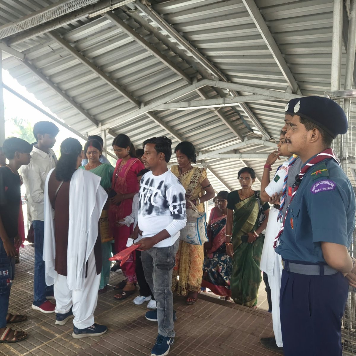 ADRARAIL's tweet photo. Crowd Control service at ADRA Railway station by the members of Bharat Scouts and Guides Adra
#SCDPM6
#PMO
#DARPG https://t.co/EfZXCYUapj