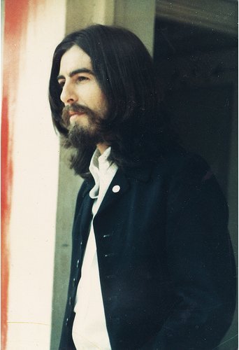 onthechimney2's tweet photo. Private footage of George at Kinfauns signing items for American fans. The other pics must be from the same day 🔥 https://t.co/4NawC9V8KR