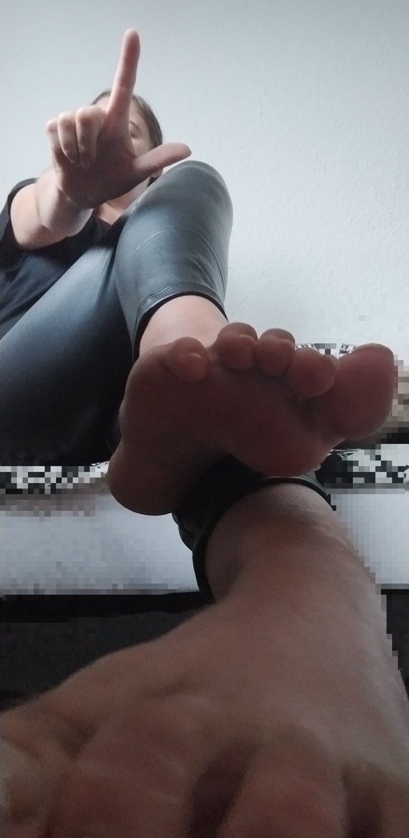 GoddessDea8's tweet photo. Genau den Blick den du verdient hast du impotenter Shrimp! Ich lass dich erst wieder aufstehen, wenn du dein ganzes Gehalt bei mir gelassen hast! Du kleiner loser bist nur noch mein Geldautomat ein Objekt das ich mehr zu schätzen weiß als dich! #findom #giantess #geldherrin #sub https://t.co/W2JP9MwffG