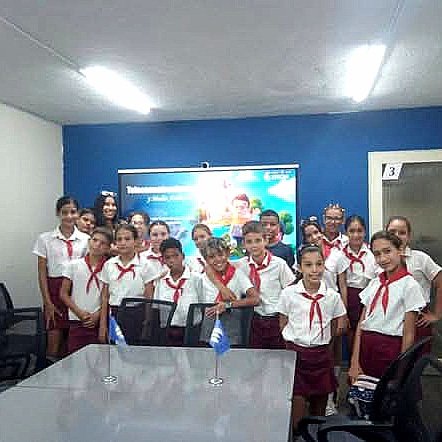ETECSA_Cuba's tweet photo. Promovemos la educación ambiental y el uso responsable de las tecnologías desde edades tempranas. 🌱
El Círculo de Interés “Conectando Futuro” en Sancti Spíritus, fortalece valores y conocimientos para construir un futuro sostenible. 
#EtecsaConCuba 🇨🇺 https://t.co/AoSxMxHJa9