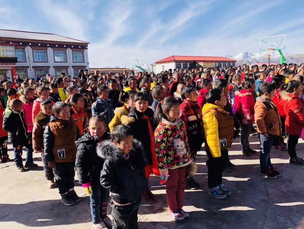 lhasaspring's tweet photo. This is a picture of Golok Tadrak Orphan School; all the kids here come from underprivileged, single-parent, or no-parent families. The Chinese authorities closed this school on September 2nd. It's a different school from Ragya Grassland Girls' School. Locals ask: Where are the kids without family support?