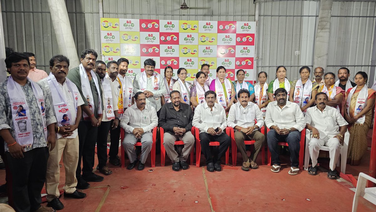 JSPWestGodavari's tweet photo. నరసాపురం మున్సిపల్ ఎన్నికలు!

నరసాపురం మున్సిపల్ చైర్‌పర్సన్ అభ్యర్థి శ్రీమతి కొత్తపల్లి శైలజ గారితో పాటు, మొత్తం 36 వార్డులకు గాను ఎన్నికల బరిలో నిలిచిన 17 మంది జనసేన పార్టీ వార్డు కౌన్సిలర్ అభ్యర్థులకు పార్టీ బీ-ఫారాలను అందజేశారు .

@JanaSenaParty @PawanKalyan https://t.co/Dj47KhkthB