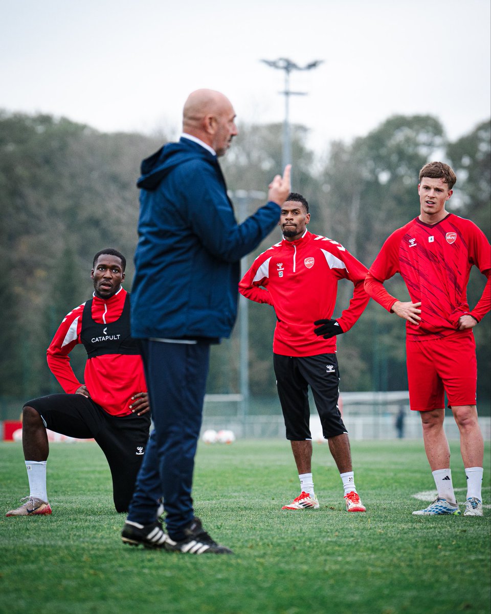 VAFC's tweet photo. Première séance, premières consignes

David Le Frapper a dirigé ce matin sa première séance d’entraînement à la tête du groupe valenciennois.

Une nouvelle semaine commence ! https://t.co/0Hg8EOM6WI