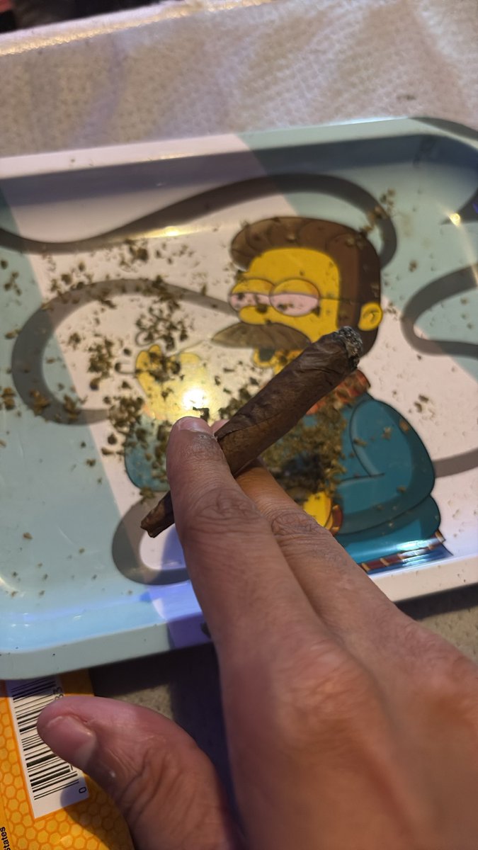 tronisev's tweet photo. Tell yah nice wood ina day make all the stress go away😮‍💨🍃🌴 #smoker #rollup #match #smokeandvibe https://t.co/T0DpquU7bc