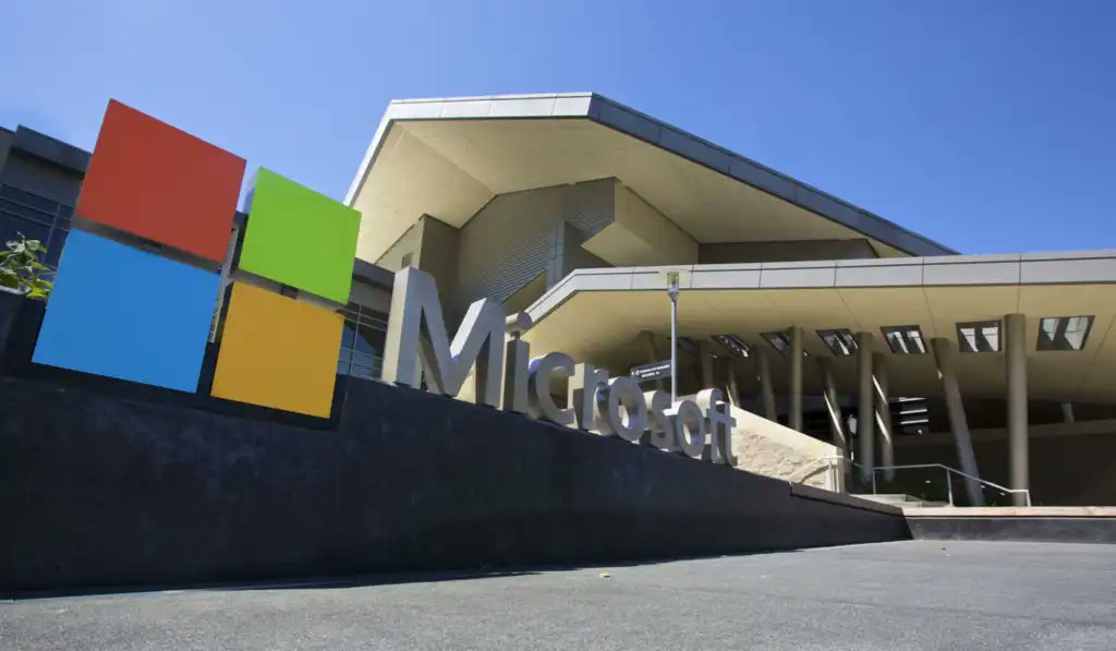 ComputerworldES's tweet photo. La #IA aporta inteligencia, pero no debe controlar su propia seguridad. @Microsoft defiende un control humano y sistemas independientes para supervisar a los agentes, adaptar sus permisos y contener los riesgos a medida que cambia su comportamiento. https://t.co/ql0M4moyqY https://t.co/CQGrSC2sJ8
