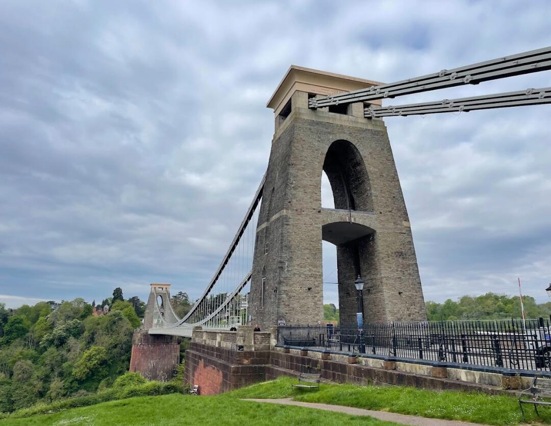 fdkngjf's tweet photo. Beneath a heavy blanket of clouds, the Clifton Suspension Bridge makes one feel remarkably small. The obstacles we once thought insurmountable turn out to be nothing more than a journey across a gorge https://t.co/bcw6sjH7PW