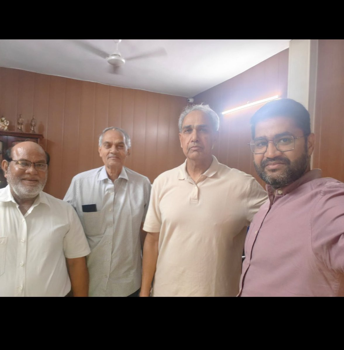IdbiFor's tweet photo. Team AIIDBIOA met with Hon’ble MP Shri Harish Meena @HC_meenaMP Ji and submitted a memorandum highlighting our concerns regarding the proposed privatisation of IDBI Bank.

We seek his support in our struggle to protect IDBI Bank and safeguard the interests, rights, and future of its employees.

Together, we stand united to save IDBI Bank!

#IDBINotForSale #SaveIDBI #StopPrivatisation