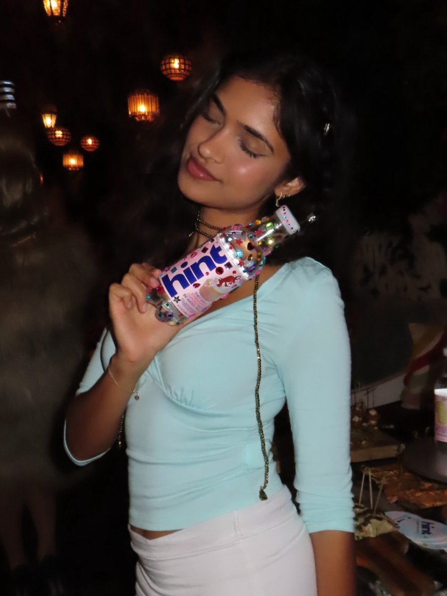 hint's tweet photo. the aura, the fits, the flavors. we’re still not over it 🍓✨

📸: @sirajjahh @kelspersen @maddyyburn @mahekmaharaj #Chicago #TreatYourself #Bedazzle https://t.co/tjUCfZKsZE
