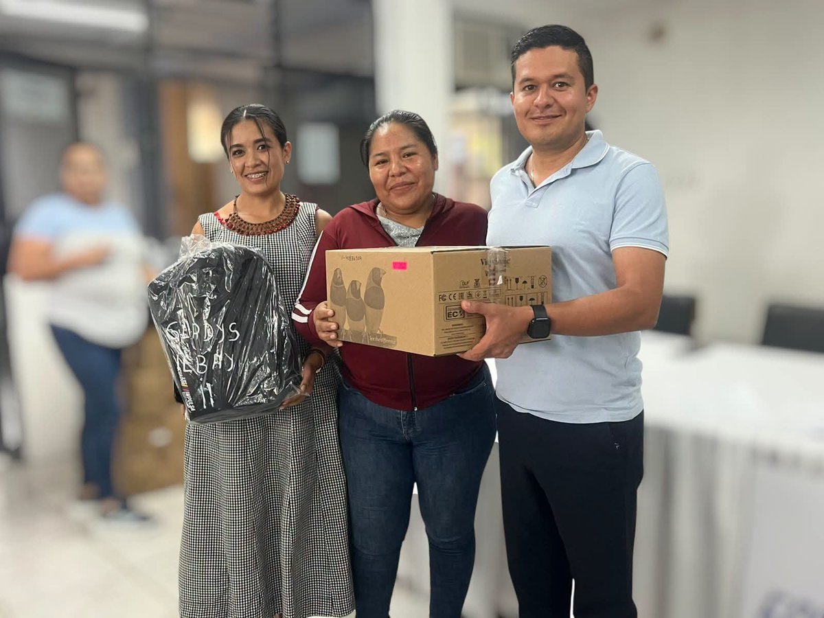 EducacionZ3_Ec's tweet photo. [PASTAZA] 💻 Como parte del programa de Reducción de la Brecha Digital, se entregaron proyectores y parlantes a las instituciones educativas para fortalecer las herramientas tecnológicas y abrir nuevas oportunidades de aprendizaje, innovación y desarrollo. 🇪🇨📚 https://t.co/t3rOZbQWYz