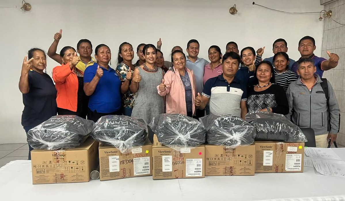 EducacionZ3_Ec's tweet photo. [PASTAZA] 💻 Como parte del programa de Reducción de la Brecha Digital, se entregaron proyectores y parlantes a las instituciones educativas para fortalecer las herramientas tecnológicas y abrir nuevas oportunidades de aprendizaje, innovación y desarrollo. 🇪🇨📚 https://t.co/t3rOZbQWYz