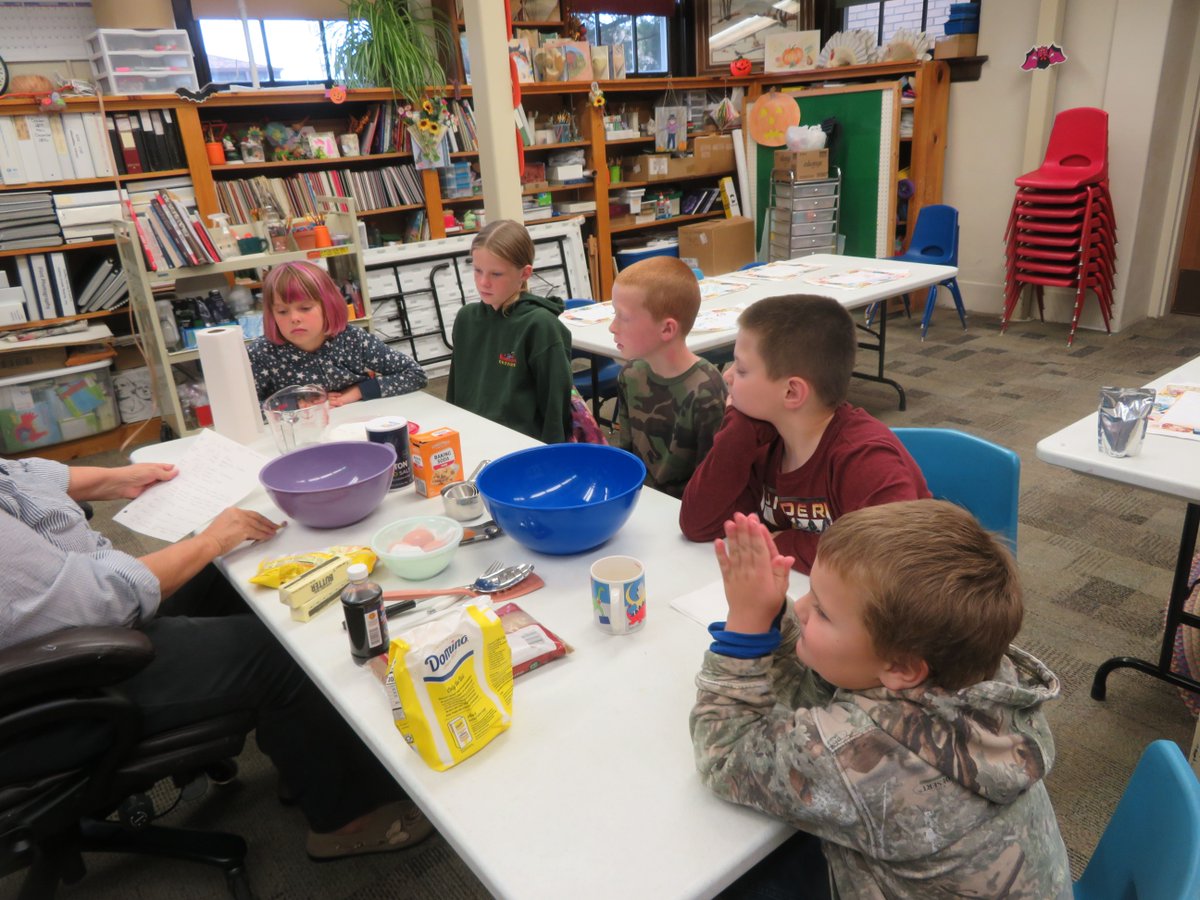 WyoLibraries's tweet photo. Books and cookies were on the menu at the Niobrara County Library in Lusk! #WSD#26 https://t.co/Beor2LNTwE