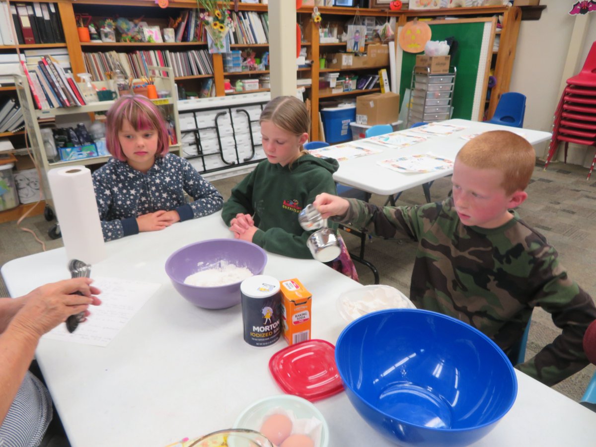 WyoLibraries's tweet photo. Books and cookies were on the menu at the Niobrara County Library in Lusk! #WSD#26 https://t.co/Beor2LNTwE