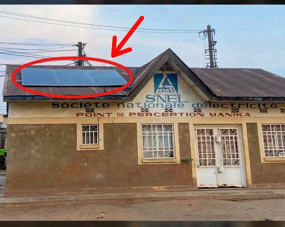 Patrick_keebe's tweet photo. Quand la SNEL met des panneaux solaires, tu comprends que même elle a perdu confiance en elle. 😭🔌 https://t.co/mrD68RiwF4