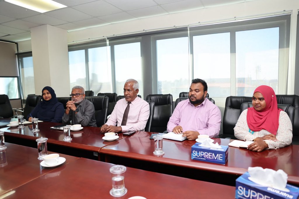 SFdevelopmentMV's tweet photo. ނުކުޅެދުންތެރިކަން ހުންނަ ފަރާތްތަކަށް ވަޒީފާގެ ފުރުސަތުތައް ފަހިކުރުމާ ގުޅޭގޮތުން މަޝްވަރާކުރުމަށް މިނިސްޓްރީތަކާއެކު ބާއްވާ ސިލްސިލާ ބައްދަލުވުންތަކުގެ ތެރެއިން @HomeMinistrymv އާއެކު ބޭއްވުނު ބައްދަލުވުމުގެ ތެރެއިން. https://t.co/qaDvxOTf7e