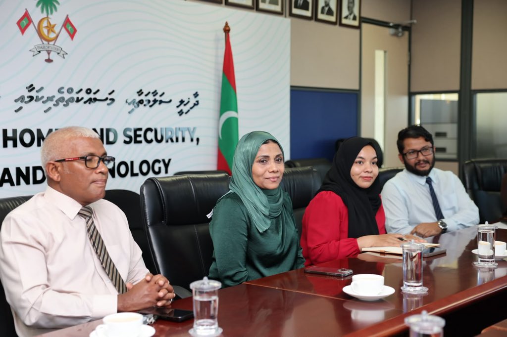 SFdevelopmentMV's tweet photo. ނުކުޅެދުންތެރިކަން ހުންނަ ފަރާތްތަކަށް ވަޒީފާގެ ފުރުސަތުތައް ފަހިކުރުމާ ގުޅޭގޮތުން މަޝްވަރާކުރުމަށް މިނިސްޓްރީތަކާއެކު ބާއްވާ ސިލްސިލާ ބައްދަލުވުންތަކުގެ ތެރެއިން @HomeMinistrymv އާއެކު ބޭއްވުނު ބައްދަލުވުމުގެ ތެރެއިން. https://t.co/qaDvxOTf7e