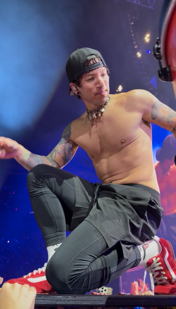 clancyluvr's tweet photo. showed my coworker my trees video and she said Girl you should’ve got up there and licked him https://t.co/x0uwunpCkq