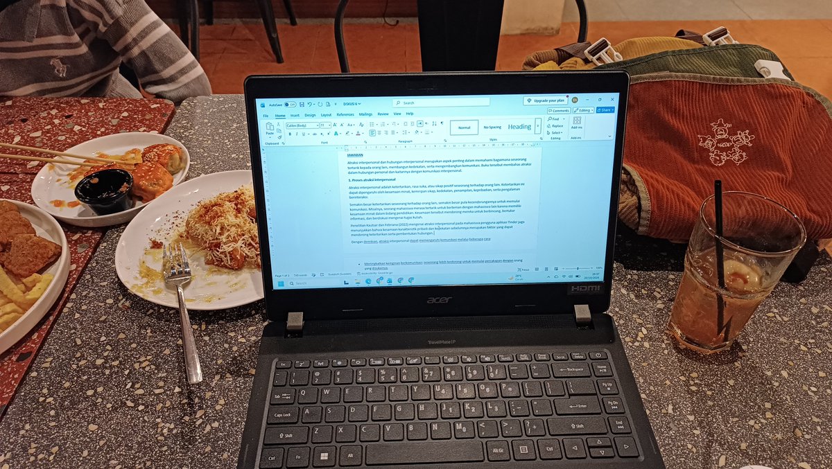 hnakuz's tweet photo. aku dan laptop, everywhere ❤‍🔥 https://t.co/UZBDSbtz1H