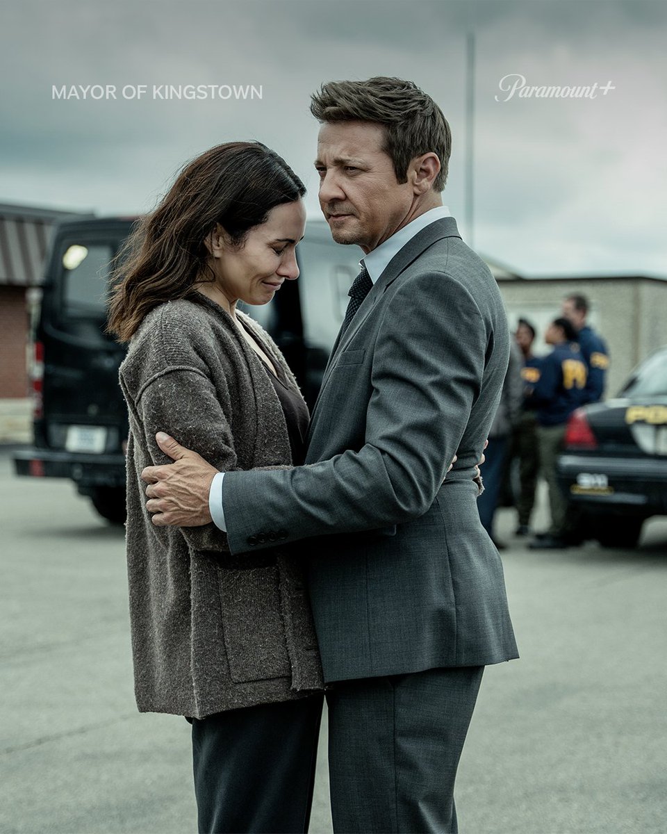 ParamountPlusFR's tweet photo. Traqué et menacé, Jeremy Renner ne pourra plus cacher ses secrets. 🤫

La saison finale de #MayorOfKingstown, dispo le 15 janvier. https://t.co/dyQFS92diR