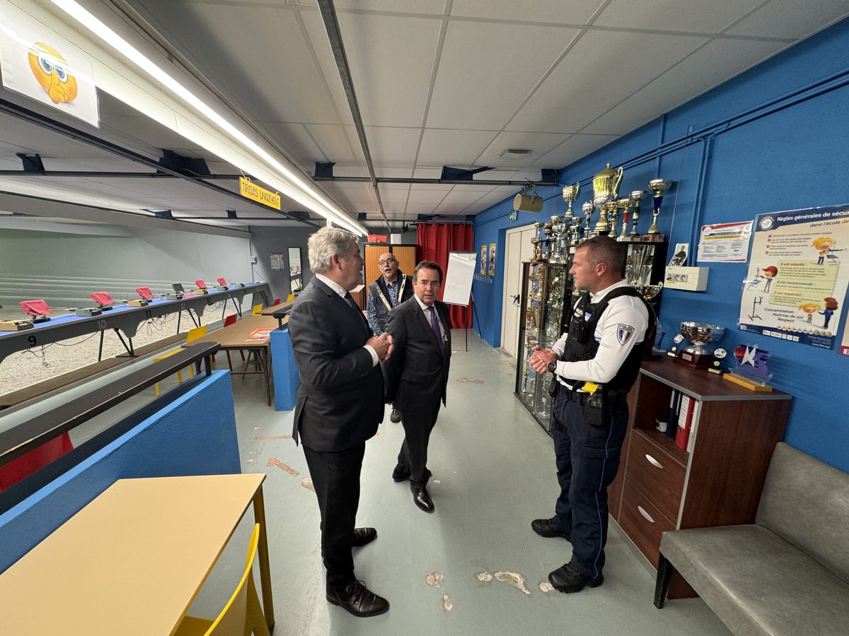 Prefet44's tweet photo. #Inauguration du stand de tir de La Baule - centre d'entraînement pour la police municipale, la police nationale et la gendarmerie

Le Préfet Laurent Hottiaux a inauguré les travaux réalisés au stand de tir de La Baule. Ce site rénové limitera les nuisances sonores des riverains et est homologué pour recevoir les entraînements des polices municipales et des forces de l'ordre.
Par conventions signées avec la DIPN et la région de gendarmerie, les policiers des commissariats de La Baule et de Saint-Nazaire et les gendarmes de la compagnie de Saint-Nazaire pourront disposer de cet équipement rénové pour leurs entraînements.

Cette inauguration illustre la coopération qui unit l’État et les collectivités territoriales pour assurer la sécurité et la tranquillité et protéger nos concitoyens.