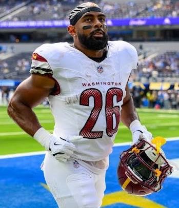 DCzWall's tweet photo. Jeremy McNichols every time he plays looks like the best RB on the team! I would give him the starting job coming out of the bye week. https://t.co/R7rq9e2EXg