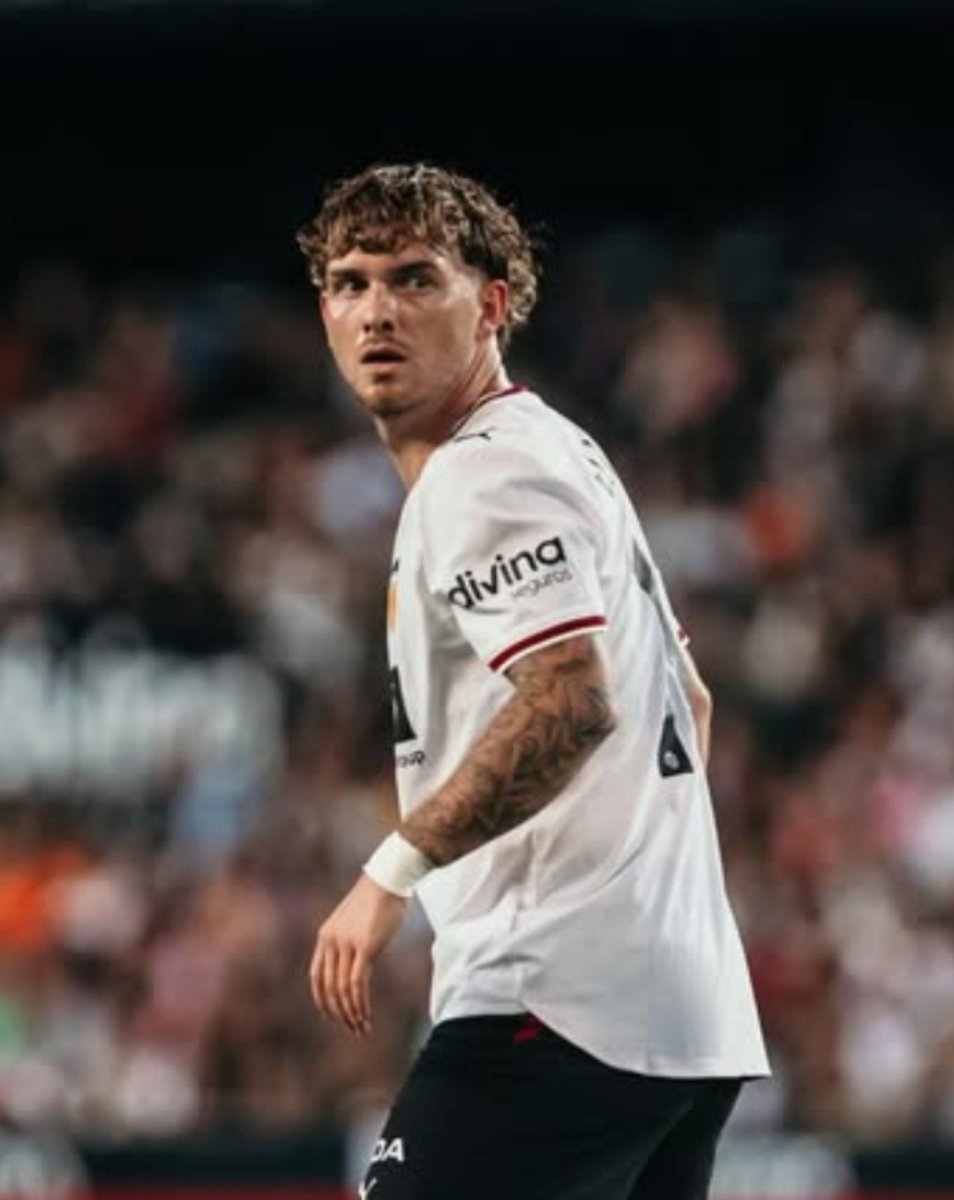 AgoraVCF's tweet photo. 🔍 El Valencia CF mira a Harvey Elliott con lupa y el inglés al Valencia 

🧠 El jugador piensa que ha venido aquí para jugar

✈️ El VCF analiza posibles salidas para invierno en la mediapunta ya que hay 4 

💲 Tiene una de las fichas más altas 

⛲: @Elpartitdelauna https://t.co/Lss5kBNL6t