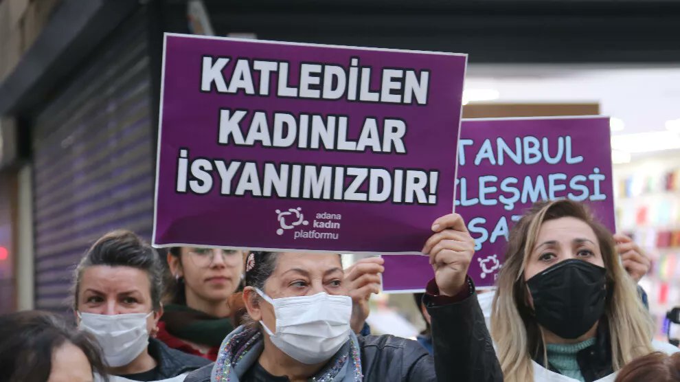 atlye_haberr's tweet photo. ➡ Erkekler kadınları katletmeye devam ediyor: Silêmanî ve Qoser’de iki kadın katledildi

➡ Silêmanî’de ismi öğrenilemeyen bir erkek, kızı Kîjan Bûrhan’ı katletti; Mêrdîn’in Qoser ilçesinde evde ölü bulunan Remziye Damar’ın intihara sürüklendiği iddia edildi. https://t.co/iseNgnwI7N