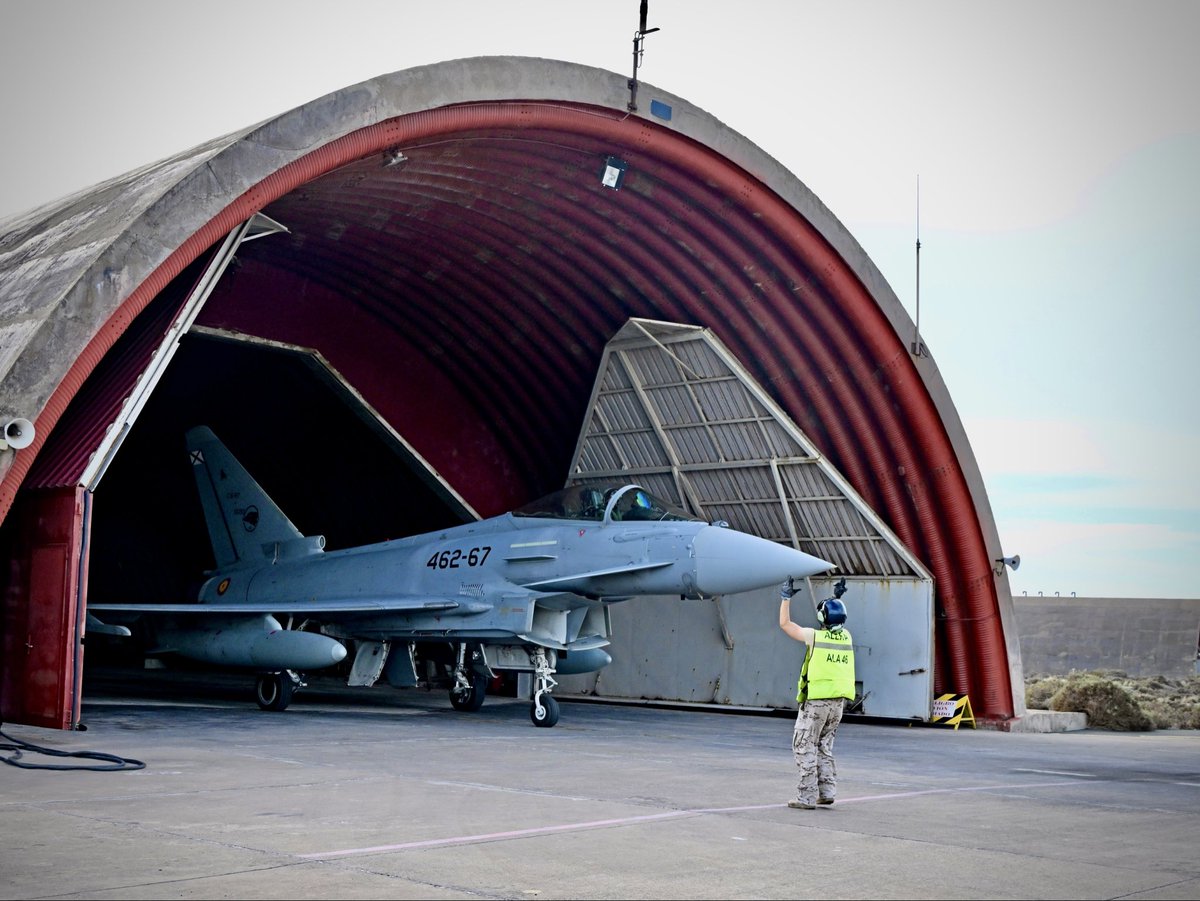 Ala46_ea's tweet photo. 🇪🇸 Nuestros halcones, siempre preparados para afrontar nuevos retos. ¡Mucha suerte en el ejercicio SDT26! 💪✈️ Orgullo, compromiso y espíritu de equipo https://t.co/DKtXdsz1m5