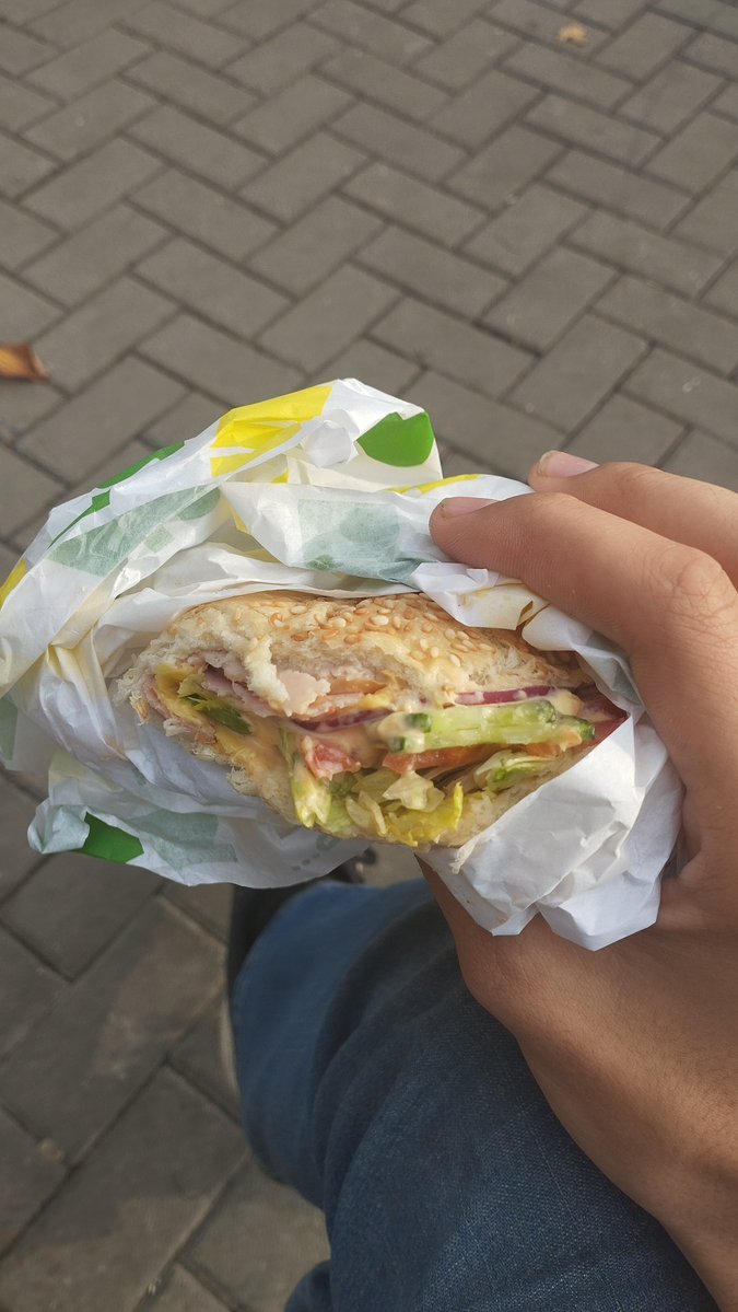Vla15Badger's tweet photo. Чел ну вот как это так? Как так совпало? Я тоже сегодня был в subway и купил себе сендвич примерно в это же время! https://t.co/Nb9u07ZUb7