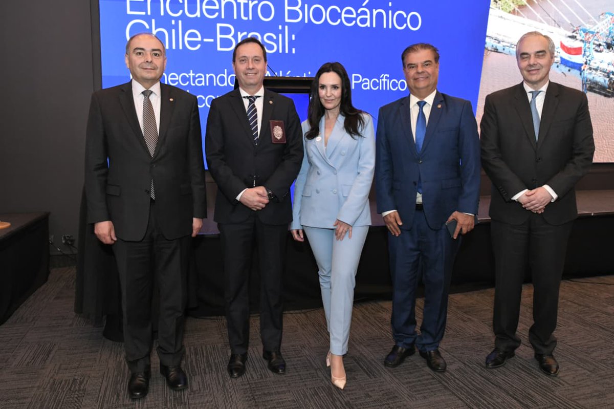 PDI_CHILE's tweet photo. 🔹En el Encuentro Bioceánico Chile-Brasil, organizado por la Cámara Chileno-Brasileña de Comercio, el Director General de la PDI, Eduardo Cerna, expuso ante autoridades sobre los desafíos en materia de seguridad y coordinación fronteriza, los principales mercados criminales y los alcances del Plan Frontera Interna, destacando la importancia de fortalecer las estrategias para enfrentar el crimen organizado