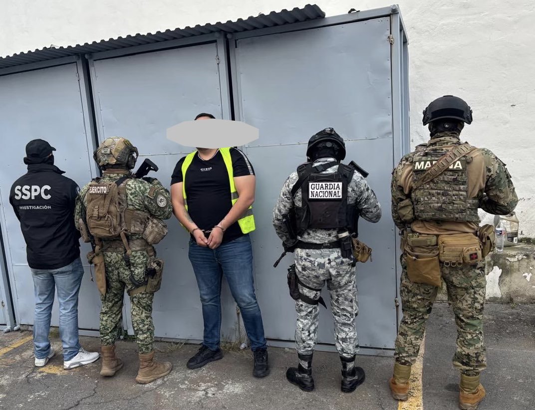 RiGarciaJal's tweet photo. Cae en un hospital privado de Zapopan El Nenuco, presunto operador del CJNG en Tijuana buscado por homicidio en Baja California. SEMAR, SSPC y GN le aseguraron tres armas largas, cargadores y cuatro vehículos tras acudir al velorio de una víctima en Arcos de Guadalupe. https://t.co/07ABIez7lF