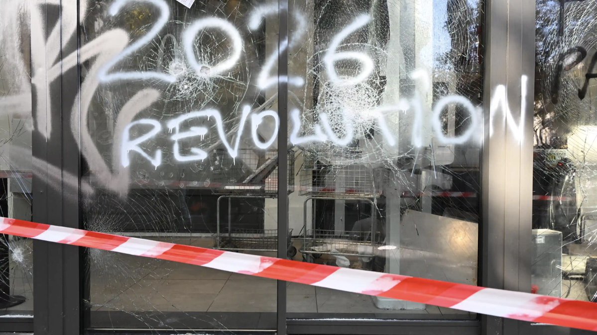 FrontPopOff's tweet photo. 🗣️ Jacques Sapir @ruseurope : « Si le président de la République avait le sens de la France et de l’État, il démissionnerait pour avancer l’élection et mettre fin à cette crise de légitimité pour le bien de la Nation. »

Crise économique, crise politique, crise sociale… Comment la France peut-elle s'en sortir ? Réponses ici ⬇️
https://t.co/pVywhn52WY