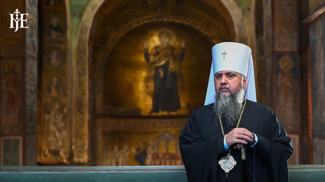 Epifaniy's tweet photo. Не є секретом, що в нинішньому протистоянні новітніх лжебратів нашій Помісній Церкві вони часто використовують як аргумент авторитет та історичне значення Церкви Єрусалиму. Мовляв, лише її визнання та спілкування з нею визначають, яка Церква є істинна та які дії – канонічними.

Хоча Єрусалимська Церква історично є першою за часом виникнення, бо Спаситель помер і воскрес у Єрусалимі та в цьому місті народив Церкву в день П’ятидесятниці, пославши на зібрання всіх учнів і апостолів Духа Святого, – однак не вона, а Христос є джерелом істини. Не вона, а Христос є Істиною, Шляхом і Життям. Тому її нинішні очільники у своїх діях можуть так само помилятися, як помилявся колись апостол Петро та деякі з нерозумно ревних учнів апостола Якова, коли не на основі Божественного одкровення, а на основі людських міркувань не хотіли спілкуватися з християнами, наверненими з язичників. 

Тому і нині ми, як Помісна Церква, так само протистоїмо помилкам, які, на жаль, роблять Єрусалимська та деякі інші Церкви, не бажаючи мати відкрите спілкування з нами. Очевидною є паралель з тим, як колись Павло особисто протистояв Петру, «бо він заслуговував на нарікання» (Гал. 2:11). 

Але, наслідуючи правдиве євангельське вчення, ми віримо, що як Петро та деякі інші з апостолів виправили своє невірне ставлення та дослухалися до Павлового свідчення істини, так і Єрусалимська й деякі інші Церкви виправлять своє ставлення до нашої Помісної Церкви. І нехай Господь наблизить цей час, щоби всіма Церквами у згоді та справжньому братерстві прославлялося ім’я Його. Амінь.
