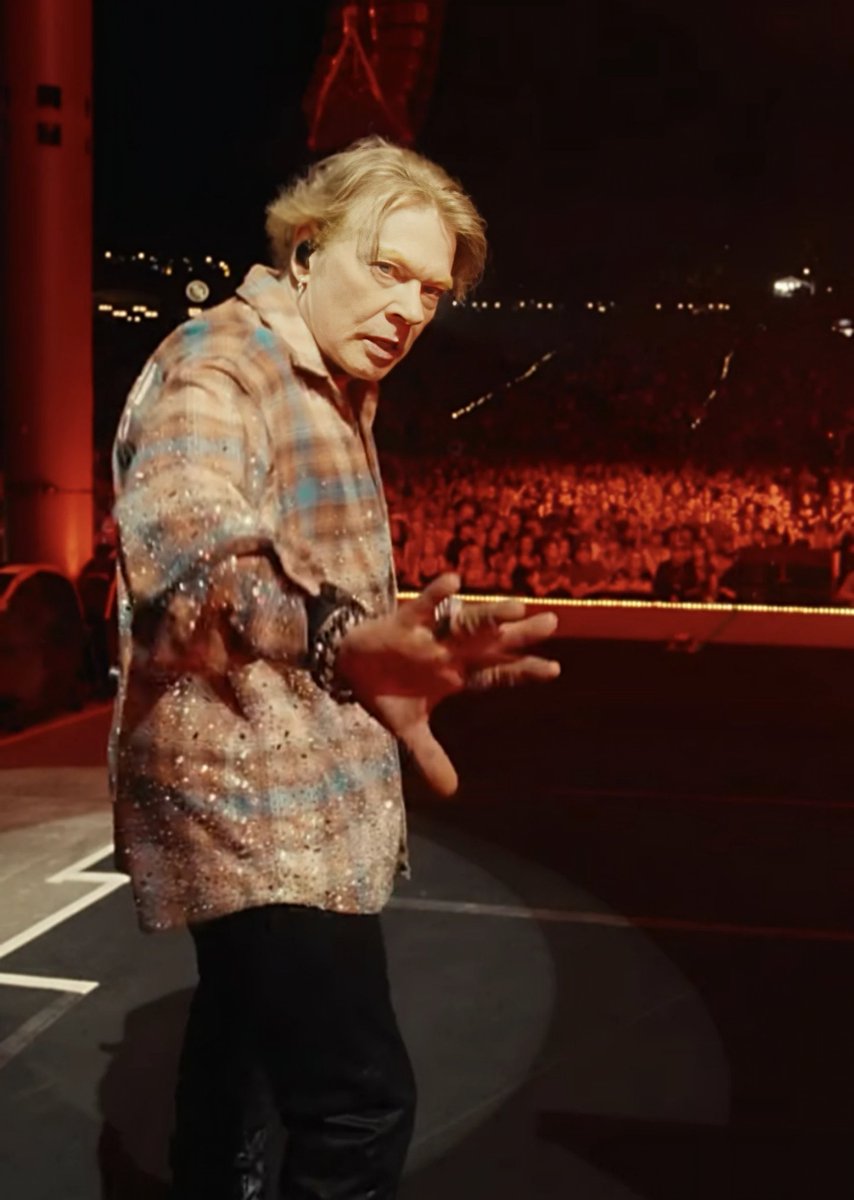 gelsentrulla's tweet photo. Yes, I wanna hold your hand. 
#axlrose #gunsnroses https://t.co/qmK1HXjg3N