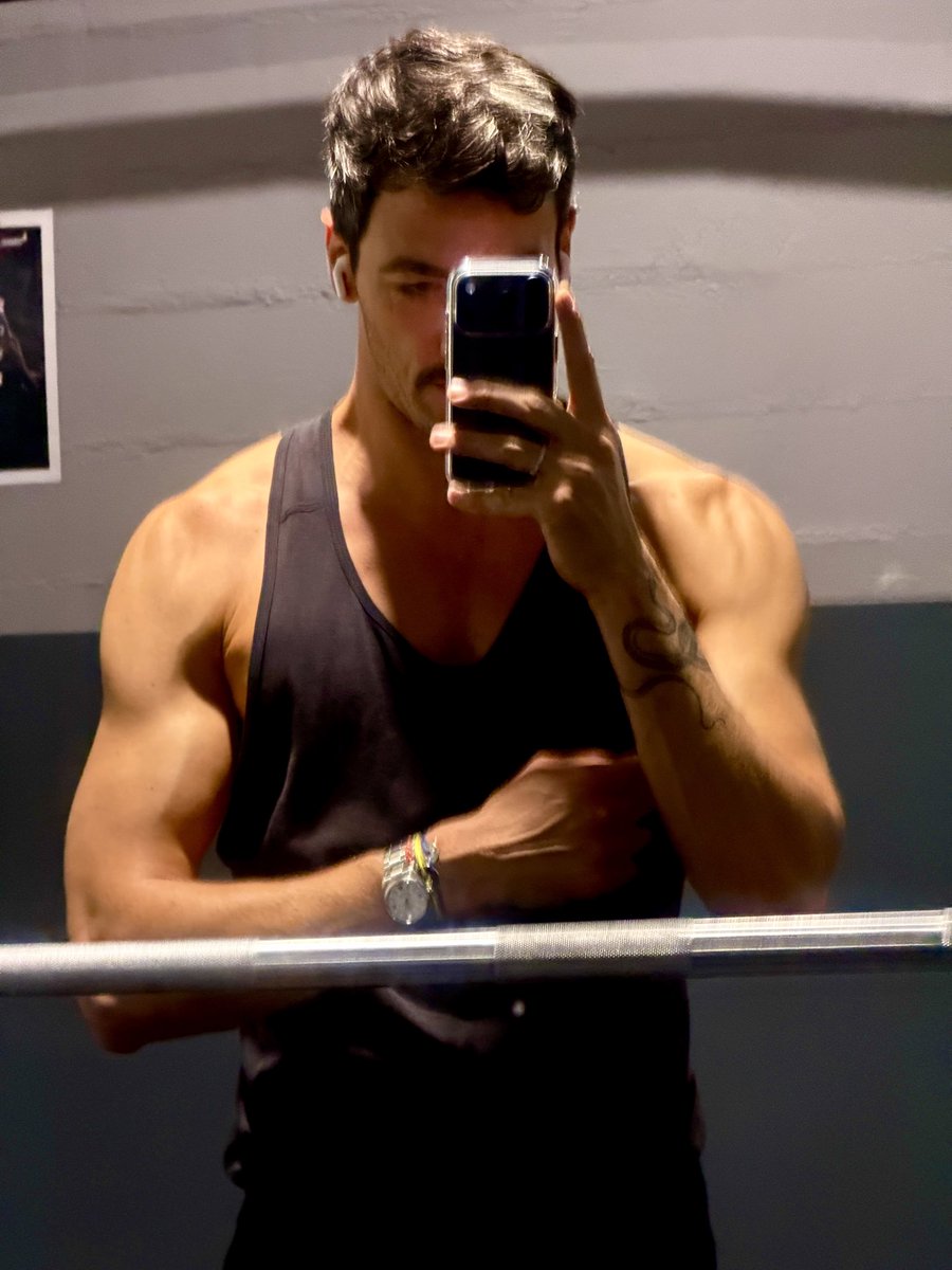 Seb_sam_b's tweet photo. Aujourd’hui, séance bras 💪 https://t.co/hzq3qjHnBB