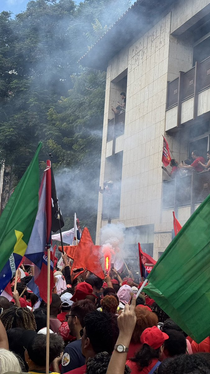 semroter's tweet photo. meu coração é vermelho meu coração é lula 13 https://t.co/QCRE9Q8MGe