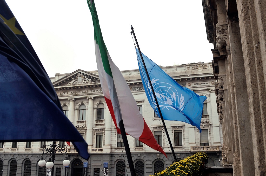ComuneMI's tweet photo. In occasione dell'81°anniversario dell’entrata in vigore della Carta delle Nazioni, su disposizione della Presidenza del Consiglio dei Ministri @Palazzo_Chigi , insieme alle bandiere nazionale ed europea, oggi Palazzo Marino espone la bandiera dell'ONU @UN https://t.co/msIQJnpdrr