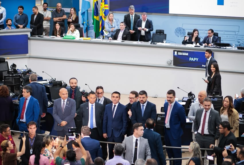 camaracgms's tweet photo. A sessão da Câmara de Campo Grande desta terça-feira (20) foi encerrada por questões de segurança após tumulto no Plenário. O secretário André Moura Brandão prestaria esclarecimentos sobre o serviço de tapa-buraco, alvo de reclamações pela ineficiência na cidade. https://t.co/pOPZ4REKi7