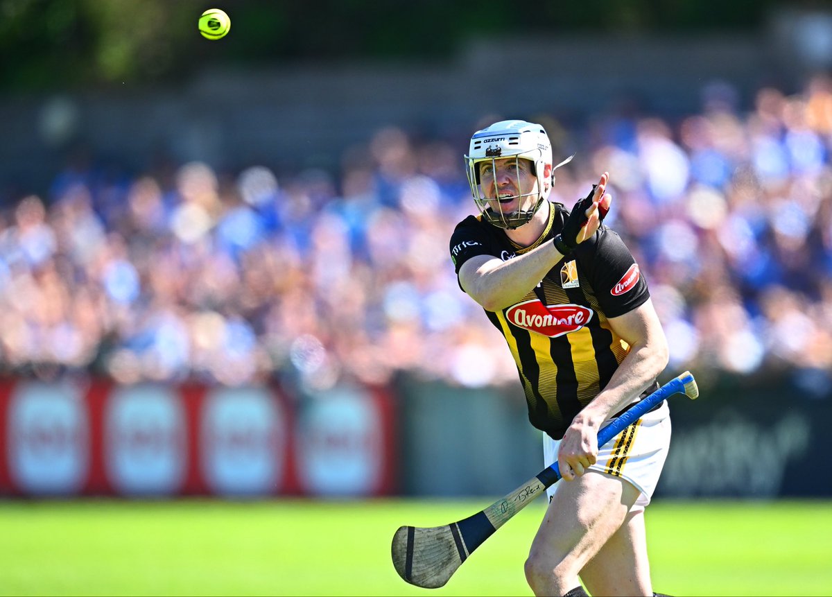 GAA_BEO's tweet photo. Dé Domhnaigh seo ar #GAABEO

Beimid BEO ó Chill Chainnigh do Chluiche Ceannais Iomána! 🏆

Catch the Kilkenny SHC Final LIVE on TG4! 🤩

📆 Dé Domhnaigh / Sunday
📺 BEO @ 13:15
@BallyhaleGAA v @TullaroanHurlin

@KilkennyCLG @SportTG4 https://t.co/yqGs54jEF4