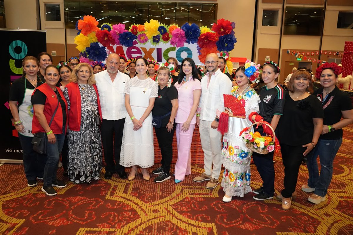 EmbaMexPan's tweet photo. 🌎🎉 Con el apoyo de asociaciones comunitarias de mexicanas en Panamá, la @EmbaMexPan participó con éxito en la Fiesta Alrededor del Mundo 2026, evento con fines de beneficencia social organizado por la Caravana de Asistencia Social de Diplomáticos y Panameños. 

En el stand de México🇲🇽 se ofrecieron deliciosos tacos de guisado 🌮 y mezcal Sinai a los miles de asistentes. El público también disfrutó la presentación del baile folklórico de Flor Mixteca 💃🏾 y del Mariachi Órale 🎺🎻

La bella ceremonia de inauguración estuvo presidida por la Ministra de Cultura de 🇵🇦, @MarujaHerrera8.

@SRE_mx #DiplomaciaCulturalMX