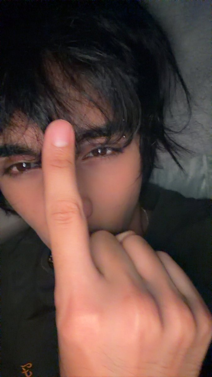 solcatboy's tweet photo. bent finger reveal https://t.co/LLsdav5NB1
