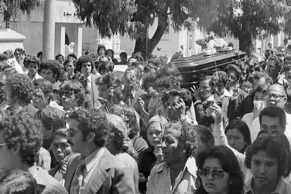 WalteHermosilla's tweet photo. Mismo lugar, misma fecha 20 de octubre.

Hace 82 años
años

Hace 48 años
años

Hoy 2026

La misma historia.

No más Guatemala 
@ClarOscuroNews https://t.co/0vtnbp9kJv