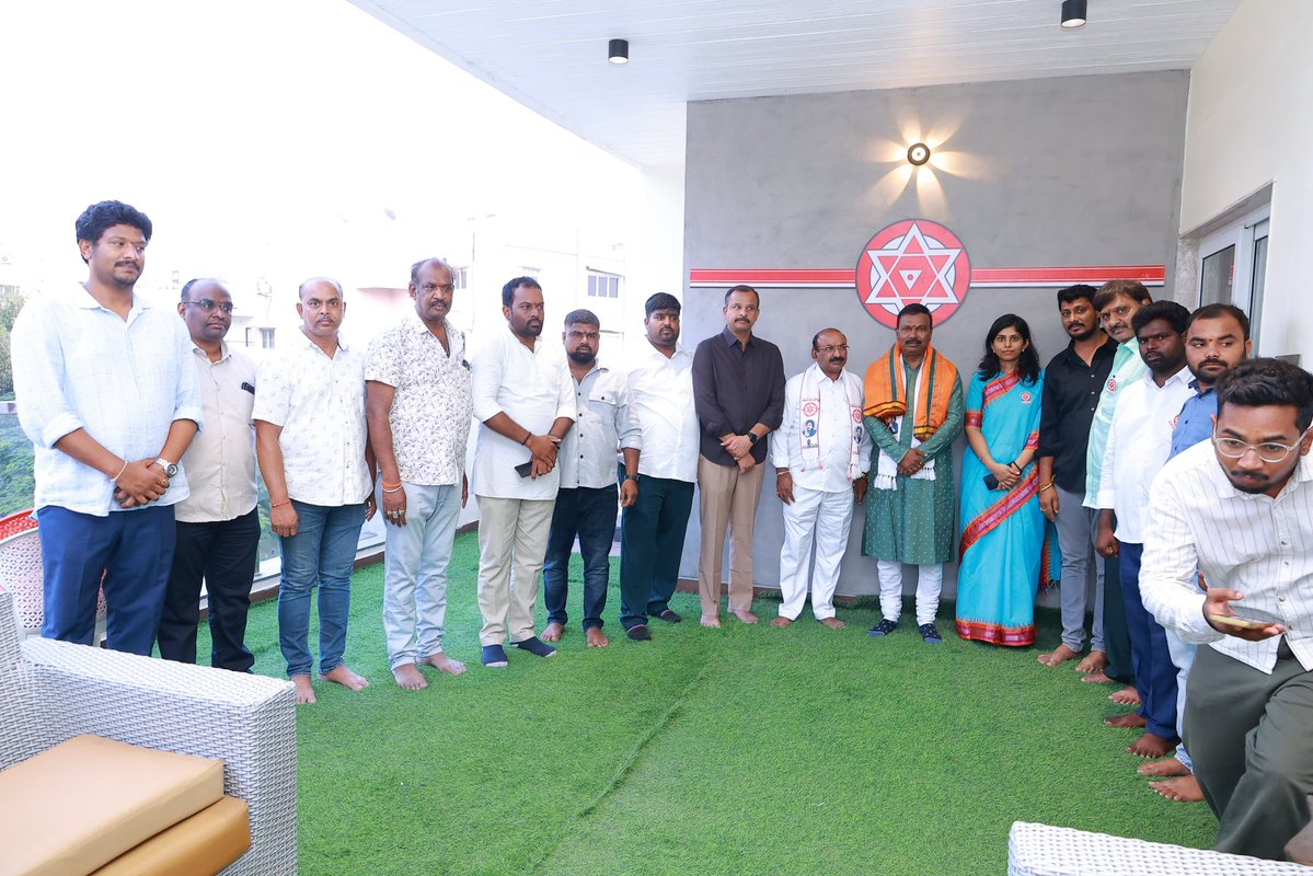 mummareddyjsp's tweet photo. ఖమ్మం, నల్గొండ, వరంగల్ పట్టభద్రుల ఎమ్మెల్సీ ఎన్నికల జనసేన పార్టీ అభ్యర్థి డాక్టర్ శ్రీ గడల శ్రీనివాసరావు గారు జనసేన పార్టీ తెలంగాణ రాష్ట్ర ఆర్గనైజింగ్ సెక్రటరీగా మంగళవారం హైదరాబాద్ మణికొండలోని  జనసేన పార్టీ తెలంగాణ రాష్ట్ర కార్యాలయంలో పూర్తిస్థాయి బాధ్యతలు స్వీకరించారు.

ఈ సందర్భంగా డాక్టర్ శ్రీ @drgsrao గారికి శ్రీముమ్మారెడ్డి ప్రేమ్ కుమార్ గారు ప్రత్యేక అభినందనలు మరియు శుభాకాంక్షలు తెలియజేశారు..

 ఈ సందర్భంగా గడల శ్రీనివాసరావు గారు జనసేన తెలంగాణ సంస్థ గత వ్యవహారాల విస్తరణ కోసం పార్టీకి 3 లక్షలు ఆర్ధిక సహాయం చెక్ రూపంలో అందజేశారు. 

జనసేన పార్టీ తెలంగాణ రాష్ట్ర జాయినింగ్ కమిటీ కన్వీనర్ శ్రీ ముమ్మారెడ్డి రెడ్డి ప్రేమ్ కుమార్ చేతుల మీదుగా పార్టీకి చెక్ అందజేశారు.

జనసేన నాయకులు మేడ రామక్రిష్ణ, మిరియాల రామకృష్ణ, రాము యాదవ్, సుదర్శన్, నీలం రాజేశ్, నాగేశ్వరరావు, అనిల్ కుమార్, కొల్లా శంకర్, రణదీప్, బైరపోగు సాంబ శివుడు, వేముల మహేష్, ప్రవీణ్ సాహు, అనిల్, పాషా, అనుముల నరేష్, దాసరి వెంకట్, మేడ మురళి క్రిష్ణ, అక్షయ్, లిఖిత, తనూజ రెడ్డి, భవ్య రెడ్డి, పద్మజా, కార్యకర్తలు, జన సైనికులు, వీర మహిళలు పాల్గొన్నారు.

@itsRamTalluri 
@JSPTelangana
