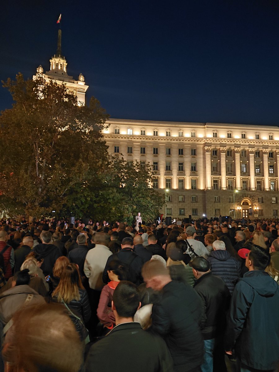 RadkoKrastanov's tweet photo. 🇧🇬🇪🇺 Sofia, 20 October. The first major protests have broken out against the pro-Russian government led by Rumen Radev. https://t.co/28wnJf6LKr