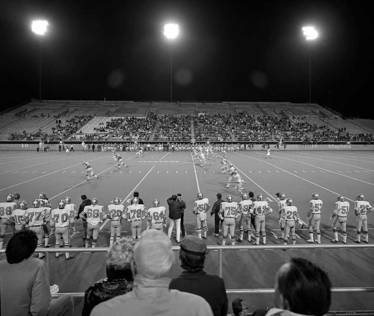 Vegas's tweet photo. #OnThisDay: October 23, 1971

The first @unlvfootball  game at Las Vegas Stadium. 🏟️🏈

📸: Las Vegas News Bureau Collection, LVCVA Archive https://t.co/yEzBKiViLX