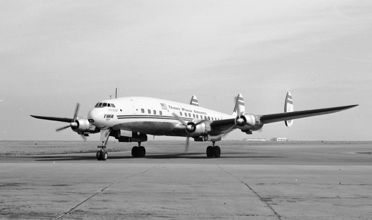 FlyTransWorld's tweet photo. 73 years ago this week, on October 19, 1953, our Super Constellation flew Los Angeles to New York nonstop in about eight hours. The first scheduled nonstop coast-to-coast service in the country, and the Connie carried it in style. #FlyTWA https://t.co/CJB6tjSkcD