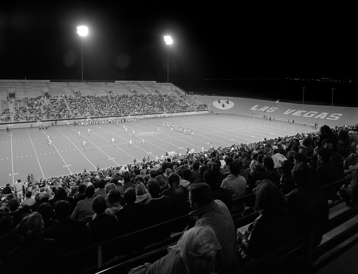 Vegas's tweet photo. #OnThisDay: October 23, 1971

The first @unlvfootball  game at Las Vegas Stadium. 🏟️🏈

📸: Las Vegas News Bureau Collection, LVCVA Archive https://t.co/yEzBKiViLX